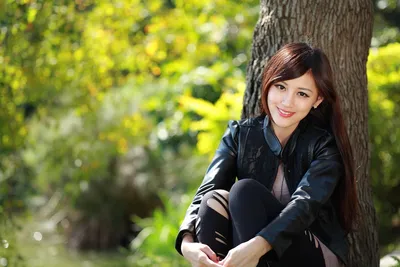 Sleek Asian Wallpaper Black/Dark Wallpaper 4K 1920x1280 Asian, Woman, Sitting, Outdoors, Leaning, Against, A, Tree, Smiling, She, Wearing, Black, Yellow, Gray, Landscape, Full HD