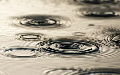 Serene Close Wallpaper Abstract Wallpaper 4K 2560x1600 A, Close-up, Capture, Of, Raindrops, Creating, Ripples, On, Water, Surface, Showcasing, Beauty, White, Gray, Ultrawide, QHD