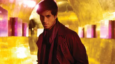 Enrique Iglesias Pose Golden Abstract Wallpaper 4K 1918x1078 Ultrawide