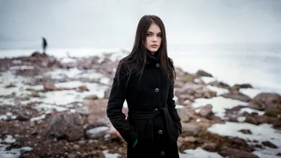 Brunette Woman Brown Eyes Abstract Wallpaper 4K 2048x1152 A, Brunette, Woman, With, Brown, Eyes, Stands, On, Rocky, Shore, Captured, Bokeh, White, Ultrawide, Full HD