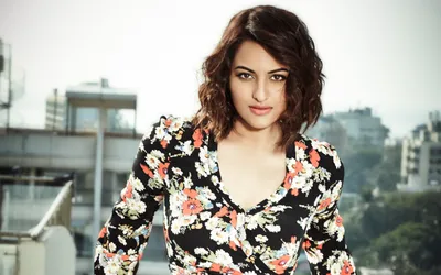Bright Celebrity Wallpaper World Wallpaper 4K 2880x1800 Hd, Desktop, Wallpaper, Featuring, Celebrity, Sonakshi, Sinha, Posing, Outdoors, Against, Urban, Wearing, White, Ultrawide, QHD
