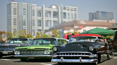 Classic Cars Urban Setting Modern World Wallpaper 4K 1920x1080 Hd, Desktop, Wallpaper, Showing, Classic, Cars, Parked, In, Urban, Setting, Modern, Buildings, Gray, Ultrawide, Full HD