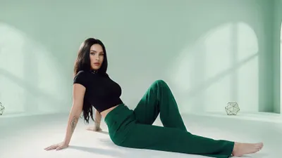 Megan Fox Celebrities Animals Wallpaper 4K 3840x2160 Gray