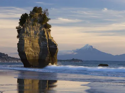 Rock Formation Along Tranquil Shoreline Nature Wallpaper 4K 1600x1200 Hd, Desktop, Wallpaper, Featuring, A, Striking, Rock, Formation, Along, Tranquil, Shoreline, Distant, Gray, Landscape