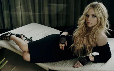 Dreamy Avril Wallpaper Black/Dark Wallpaper 4K 2560x1600 Avril, Lavigne, Poses, On, A, Stylish, Chaise, Lounge, Showcasing, Her, Iconic, Look, Gray, Ultrawide, QHD