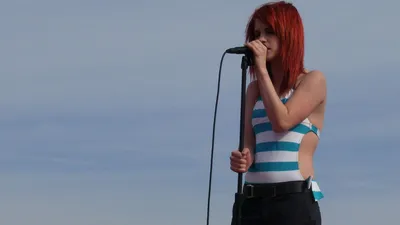 Music Red Haired Nature Wallpaper 4K 1920x1080 Hd, Pc, Desktop, Music, Wallpaper, Red‑haired, Female, Singer, Striped, Top, Holding, Microphone, Gray, Ultrawide, Full HD