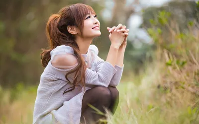Moody Asian Wallpaper Abstract Wallpaper 4K 1920x1200 Hd, Desktop, Wallpaper:, Of, An, Asian, Woman, Kneeling, Grassy, Field, Looking, Smile, White, Gray, Ultrawide, Full HD