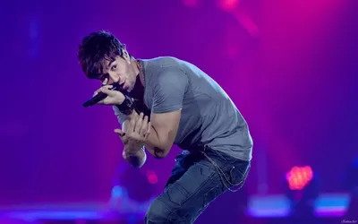 Epic Enrique Wallpaper Abstract Wallpaper 4K 1920x1200 Hd, Desktop, Wallpaper, Of, Enrique, Iglesias, Performing, On, Stage, Holding, Microphone, Leaning, Brown, Ultrawide, Full HD