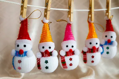 Knitted Snowman Ornaments Nature Wallpaper 4K 3000x2000 Knitted, Snowman, Ornaments, Clipped, To, A, Line, With, Clothes, Pins, Bright, Hats, Gray, White, Landscape, QHD