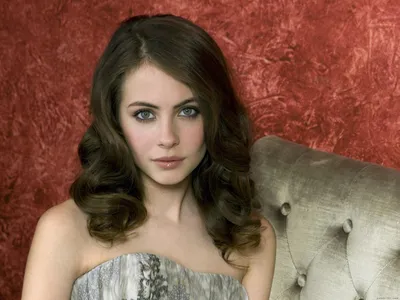 Golden Celebrity Wallpaper Abstract Wallpaper 4K 1600x1200 A, Striking, Hd, Desktop, Wallpaper:, Featuring, Celebrity, Willa, Holland, Showcasing, Her, Elegant, Brown, Landscape