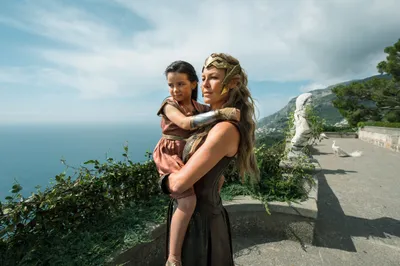 Moody General Wallpaper Abstract Wallpaper 4K 4928x3280 General, Antiope, Robin, Wright), Holds, A, Young, Girl, Against, Scenic, White, Ultrawide, 4k
