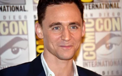 Epic Close Wallpaper Black/Dark Wallpaper 4K 3200x2000 Close-up, Portrait, Of, An, English, Actor, In, A, Dark, Suit, Smiling, Against, White, Ultrawide, QHD