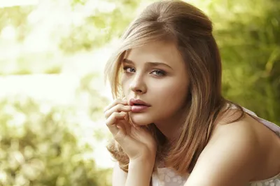 Golden Serene Wallpaper Abstract Wallpaper 4K 1514x1009 A, Serene, Portrait, Of, Blonde, American, Actress, Chloë, Grace, Moretz, Captured, White, Ultrawide
