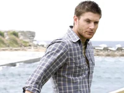 Celebrity Jensen Ackles Standing Rocky Abstract Wallpaper 4K 2560x1920 Hd, Pc, Desktop, Wallpaper, Featuring, Celebrity, Jensen, Ackles, Standing, Rocky, Coastline, Wearing, White, Landscape, QHD