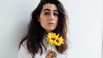 Person Dark Hair Holding Black/Dark Wallpaper 4K 2667x1500 Hd, Desktop, Wallpaper, Featuring, A, Person, With, Dark, Hair, Holding, Yellow, Flowers, White, Ultrawide, QHD