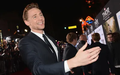 Serene English Wallpaper Abstract Wallpaper 4K 2880x1800 English, Actor, Celebrity, Tom, Hiddleston, Hd, Desktop, Wallpaper, White, Ultrawide, QHD