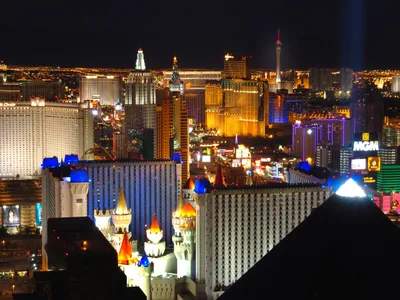 Las Vegas Man City World Wallpaper 4K 2700x2030 Las, Vegas, Man-made, City, Skyline, At, Night, With, Glowing, Casinos, Hotel, Towers, White, Brown, Purple, Landscape, QHD
