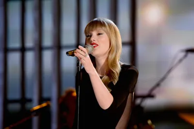 Taylor Swift Singing Microphone During Abstract Wallpaper 4K 3696x2456 Hd, Pc, Desktop, Wallpaper, Featuring, Taylor, Swift, Singing, Into, Microphone, During, Live, Gray, Ultrawide, QHD