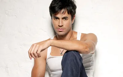 Enrique Iglesias Casual Abstract Wallpaper 4K 1920x1200 Hd, Desktop, Wallpaper, Featuring, Enrique, Iglesias, In, A, Casual, Pose, Against, White, Ultrawide, Full HD