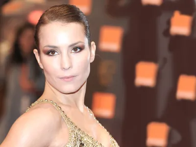 Radiant Glamorous Wallpaper Abstract Wallpaper 4K 2560x1920 Glamorous, Close-up, Of, A, Female, Celebrity, On, Red-carpet, Backdrop, Wearing, Embellished, Gown, White, Orange, Landscape, QHD