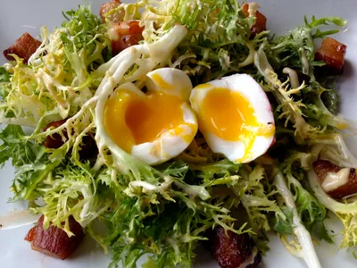 Radiant Close Wallpaper Abstract Wallpaper 4K 3264x2448 Close-up, Of, A, Salade, Lyonnaise, With, Soft-boiled, Egg, Fris, Greens, Bacon, Captured, White, Gray, Landscape, QHD