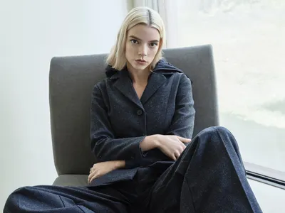 Celebrity Anya Taylor Joy Minimal Wallpaper 4K 1920x1440 Hd, Pc, Desktop, Wallpaper, Featuring, Celebrity, Anya, Taylor-joy, Seated, Arms, Crossed, Dressed, White, Landscape, Full HD