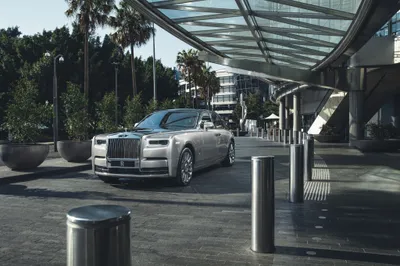 Silver Rolls Royce Phantom Abstract Wallpaper 4K 4096x2728 Silver, Rolls-royce, Phantom, Parked, Under, A, Modern, Glass, Canopy, Captured, Ultra, Desktop, White, Gray, Ultrawide, 4k