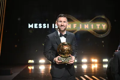 Calm Sports Wallpaper Abstract Wallpaper 4K 4096x2731 Hd, Desktop, Wallpaper, Featuring, A, Sports, Personality, In, Suit, Holding, Golden, Trophy, White, Gray, Landscape, 4k