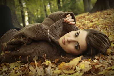 Radiant Woman Wallpaper Nature Wallpaper 4K 2000x1334 Hd, Pc, Desktop, Wallpaper, Showing, A, Woman, Lying, Autumn, Leaves, Forest, Wrapped, Orange, Gray, Landscape, Full HD