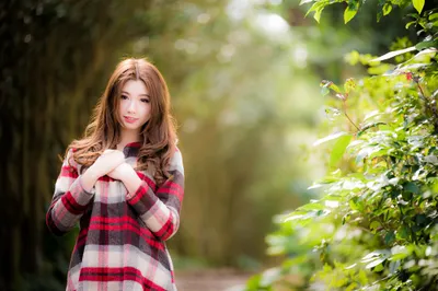 Sleek Brunette Wallpaper Abstract Wallpaper 4K 4000x2668 Brunette, Woman, Model, Smiling, In, A, Shallow, Depth-of-field, Outdoor, Scene, Soft, Bokeh, Gray, Landscape, 4k