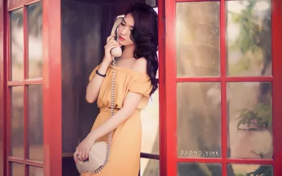 Bold Asian Wallpaper Technology Wallpaper 4K 2560x1600 Asian, Woman, In, An, Off-shoulder, Dress, Holding, A, Vintage, Phone, Red, Booth, Pink, Gray, Ultrawide, QHD