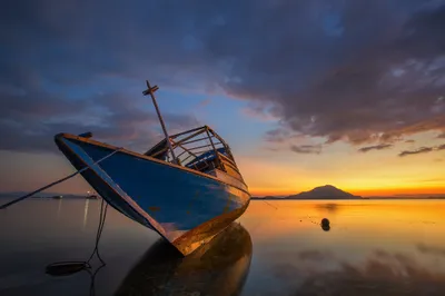 Blue Boat Vehicle Resting Nature Wallpaper 4K 2048x1365 Hd, Pc, Desktop, Wallpaper, A, Blue, Boat, Vehicle, Resting, Shallow, Water, Brown, Gray, Ultrawide, Full HD