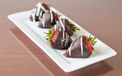 Close Fresh Strawberries Dipped Chocolate Abstract Wallpaper 4K 2880x1800 Hd, Desktop, Wallpaper, Featuring, A, Close-up, Of, Fresh, Strawberries, Dipped, Chocolate, White, Gray, Ultrawide, QHD