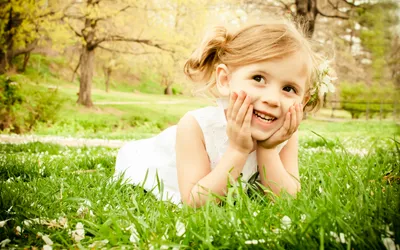 Epic Cheerful Wallpaper Nature Wallpaper 4K 2880x1800 A, Cheerful, Child, Lying, In, Grass, Resting, Her, Chin, Hands, Surrounded, Blooming, White, Ultrawide, QHD