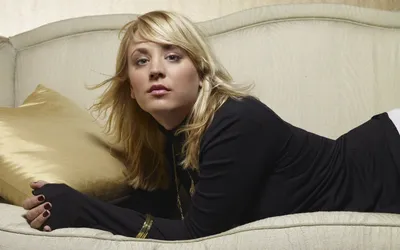 Celebrity Kaley Cuoco Reclining Cream Black/Dark Wallpaper 4K 1920x1200 Hd, Desktop, Wallpaper, Featuring, Celebrity, Kaley, Cuoco, Reclining, Cream-colored, Couch, Gold, Pillow, Gray, Ultrawide, Full HD