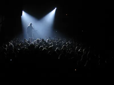 Calm Dynamic Wallpaper Abstract Wallpaper 4K 2592x1944 A, Dynamic, Concert, Scene, Featuring, Performer, On, Stage, Under, Bright, Lights, Enthusiastic, Gray, Landscape, QHD