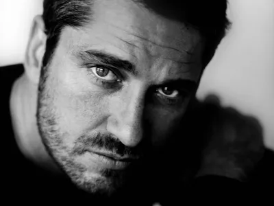 Radiant Black Wallpaper Black/Dark Wallpaper 4K 1600x1200 Black-and-white, Close-up, Portrait, Of, Celebrity, Gerard, Butler, Captured, High, Definition, Desktop, Gray, Landscape