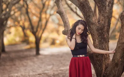 Asian Woman Black Red Skirt Nature Wallpaper 4K 2560x1600 Asian, Woman, In, A, Black, Top, And, Red, Skirt, Stands, Tree, Autumnal, Gray, Ultrawide, QHD