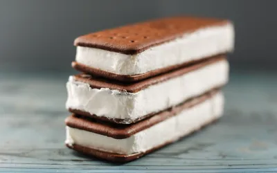 Serene Close Wallpaper Abstract Wallpaper 4K 2880x1800 Hd, Desktop, Wallpaper, Featuring, A, Close-up, Of, Three, Stacked, *ice, Cream, Sandwiches, White, Ultrawide, QHD