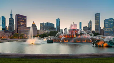 Buckingham Fountain Illuminated Water Displays World Wallpaper 4K 2048x1143 Buckingham, Fountain, With, Illuminated, Water, Displays, And, The, Chicago, Skyline, Dusk, Desktop, Gray, Ultrawide, Full HD