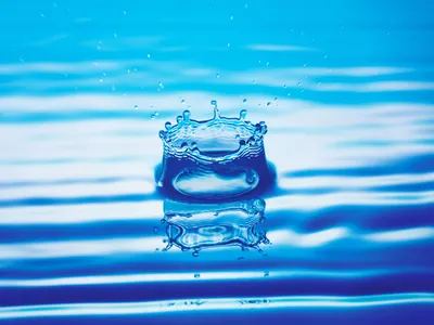 Crystal Clear Water Drop Creates Nature Wallpaper 4K 1600x1200 A, Crystal-clear, Water, Drop, Creates, Ripples, On, Serene, Blue, Surface, Capturing, Tranquility, Yellow, Pink, Landscape