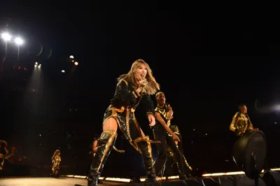Taylor Swift Performing Abstract Wallpaper 4K 3696x2456 Hd, Pc, Desktop, Wallpaper, Featuring, Taylor, Swift, Performing, Energetically, Stage, Backup, Dancers, Brown, Purple, Gray, Ultrawide, QHD