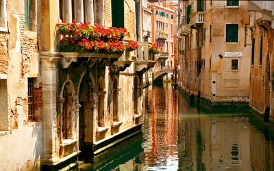 Serene Venice Canal Italy Historic World Wallpaper 4K 1920x1200 Full HD, Ultrawide