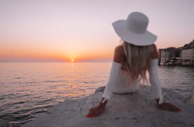 Well Dressed Woman Watching Nature Wallpaper 4K 2208x1452 Sea, Full HD, Ultrawide