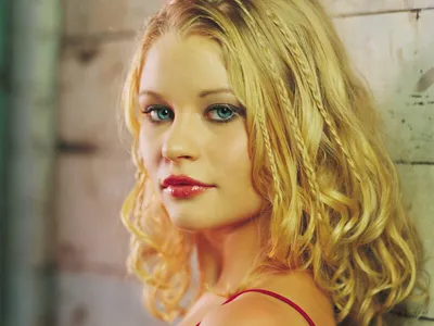 Epic Celebrity Wallpaper Abstract Wallpaper 4K 1600x1200 Hd, Desktop, Wallpaper, Featuring, Celebrity, Emilie, De, Ravin, Blonde, Curly, Hair, Looking, Gray, Landscape