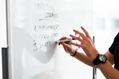 Marketing Expert Explaining New Abstract Wallpaper 4K 2208x1471 Full HD, Ultrawide