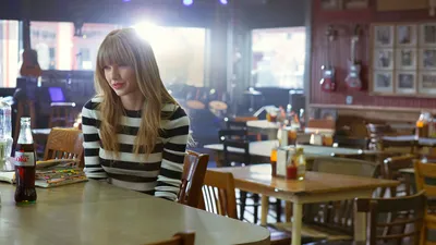 Taylor Swift Sitting Abstract Wallpaper 4K 1780x1001 Hd, Pc, Desktop, Wallpaper, Featuring, Taylor, Swift, Sitting, Alone, Cozy, Softly, Lit, White, Ultrawide