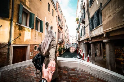 Couple Venice Italy Travel World Wallpaper 4K 2208x1471 Full HD, Ultrawide