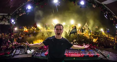 Martin Garrix Enthusiastically Abstract Wallpaper 4K 2617x1395 Hd, Wallpaper, Featuring, Martin, Garrix, Enthusiastically, Performing, On, Stage, Front, Large, Energetic, White, Gray, Ultrawide, QHD