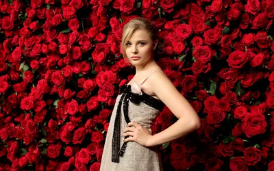 Misty Chlo Wallpaper Abstract Wallpaper 4K 1920x1200 Chloë, Grace, Moretz, Poses, Gracefully, In, Front, Of, Vibrant, Wall, Red, Brown, White, Ultrawide, Full HD